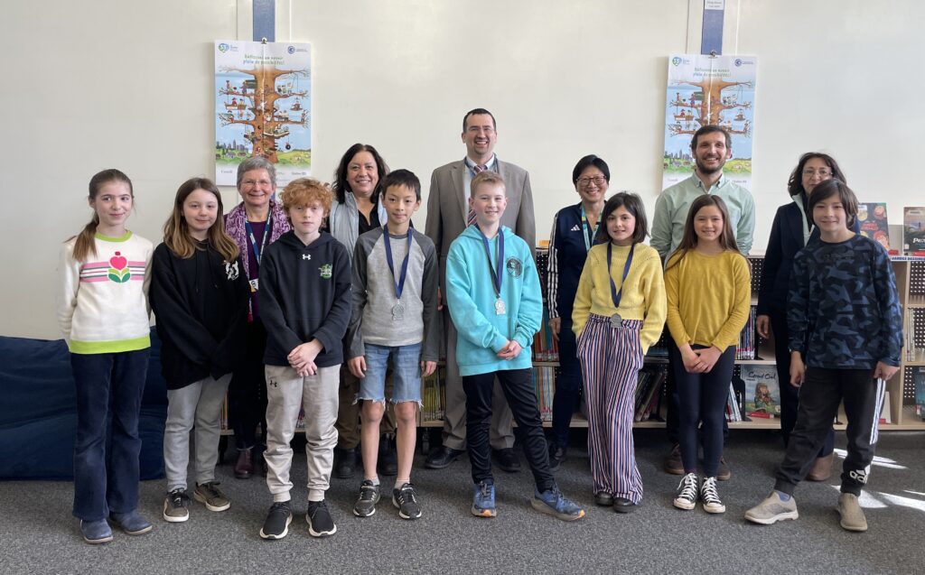 Des élèves de l'école Anne-Hébert lors de la finale du concours régional de dictée PGL. 