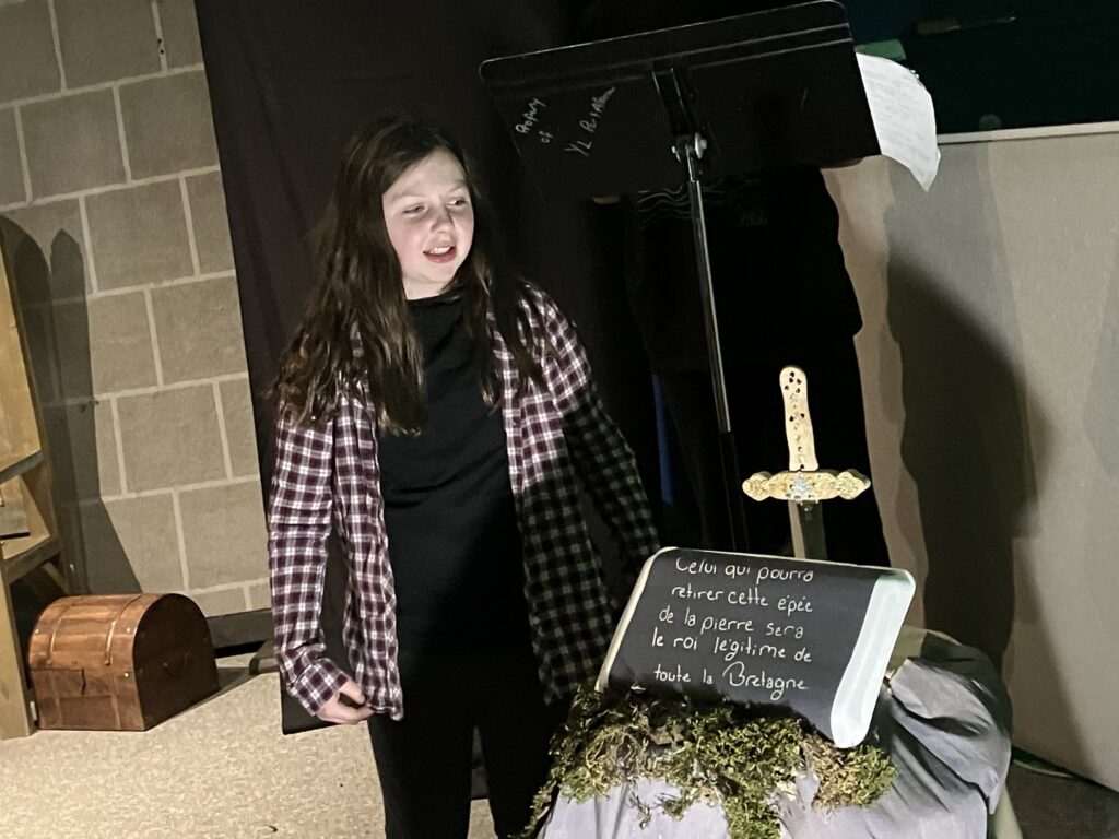 Une élève de l'école des Grands-cèdres lors de la représentation théâtrale de la pièce "L'épée dans la pierre" à Port Alberni.